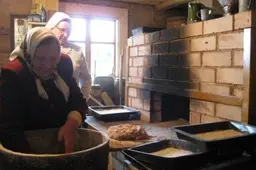 „Šventa Ona – gera žmona, bandą duoda su smetona...“