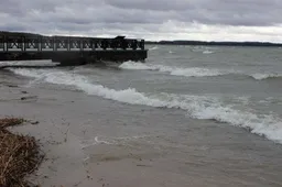Pavasaris Dusios ežerą pavertė šėlstančia jūra