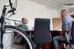 Alytaus miesto mero kabinetan įriedėjo dviratis (TV REPORTAŽAS)