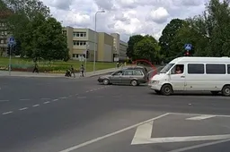 „Džipas“ – per raudoną