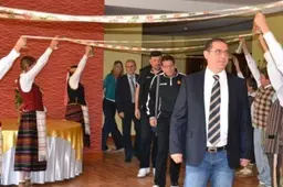 Užsieniečiams - lininės servetėlės ir tautiniai akcentai, merui - FIBA „šlipsas“ ir kamuolys