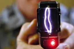 Vietoj motociklo – pasiūlymas išmėginti elektrošoką