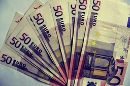 Prekybos centre ir banke - įtartini 50 eurų banknotai (ATNAUJINTA)
