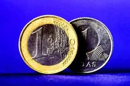 Policija primena: pinigų keitimo operacijas atlieka tik bankai ir tik bankuose!