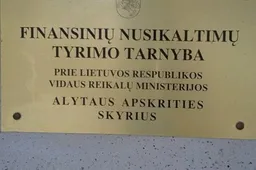 Prisistatė FNTT inspektoriumi, parbloškė važiuojamoje dalyje stovėjusį asmenį, L . L. sumušė kaimynas, o K. K. - kaimynė