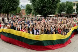 Alytuje pasiektas naujas rekordas - „Daugiausia žmonių, giedančių Lietuvos himną ryšint trispalves peteliškes“