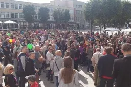 Į Lietuvos rekordų knygą Alytuje pasibeldė šimtai vienu metu fotografavusių žmonių (TV REPORTAŽAS)