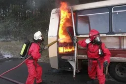 Pagal gaisrininkų scenarijų susidūrė autobusas ir lengvasis automobilis su priekaba, kurioje gabeno vandenilio peroksidą