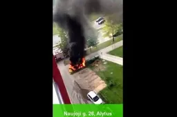 Prie Naujosios gatvės daugiabučio sudegė trys atliekų konteineriai, vienas - apdegė (VIDEO. ATNAUJINTA)