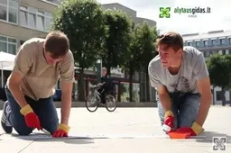 Vaikų globos namų uždarymu abejojantys broliai Gataveckai ėmėsi socialinių akcijų (TV REPORTAŽAS)