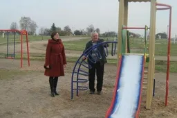 Ežero pakrantėje – lauko treniruokliai ir vaikų žaidimo aikštelė