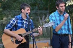 Santaikoje skambėjo akustinių gitarų garsai