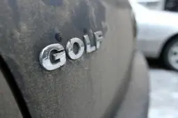 „Ford Mondeo“ nepraleido ir susidūrė su „VW Golf“, šis atsitrenkė į „VW Transporter“