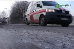 Partrenkė ir mirtinai sužalojo ėjusį važiuojamąja kelio dalimi