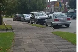 „Citroen C4“ susidūrė su „Peugeot 405“ ir trenkėsi į „VW Golf“