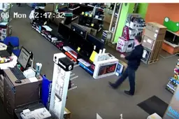 Ieškomas vyras, paėmęs kietąjį „Kingston“ diską (VIDEO)