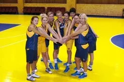 Vicečempionės startavo užtikrinta pergale