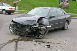 BMW taranavo Peugeot ir kelio ženklą (FOTO)