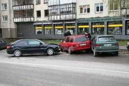 "Audi" taranavo aikštelėje stovinčius automobilius
