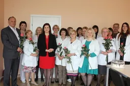 Medikams - gėlės ir sveikinimai, kolektyvams - saldėsiai