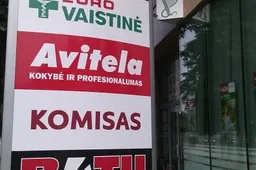 Išdaužė Jotvingių g. 10B parduotuvės duris – uždarytas į areštinę