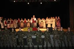 Simniškiai susikibo už rankų, patriotizmo dvasios įkvėpė jaunųjų šaulių rikiuotė