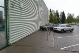 Prekybos centrus kartais „šturmuoja“ ne tik pirkėjai, tačiau ir jų automobiliai