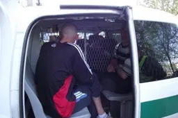 Pareigūnams atsisakius tūkstantinio kyšio – vairuotojas ir jo sėbrai kibo į atlapus (NUOTRAUKOS)