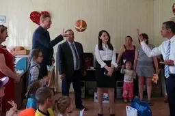 Izraelio ambasadorius aplankė Rimėnus, parėmė vaikų dienos centrą, mokė dainų ir jidiš