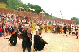 „Jotvos vartai” prie piliakalnio sutraukė daugiau žiūrovų, nei telpa didžiausiame Alytaus stadione (VIDEO)