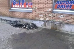 Neblaivaus alytiškio vairuotas automobilis atsitrenkė į namą