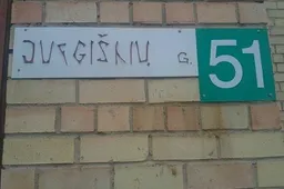 Kas „pakeitė“ gatvės užrašą?