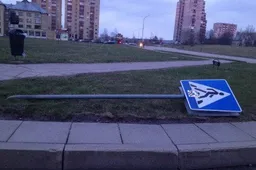 „Honda Acord“ atsitrenkė į „Peugeot 307“, šis – į „Opel Vectra“, prispaustas tarp automobilių stovėjęs vyras. „Renault 19“ partrenkė mažametį