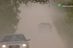 Užubalių kaimą užklojo dulkių debesys - gyventojai ketina blokuoti aplinkkelį (VIDEOREPORTAŽAS)
