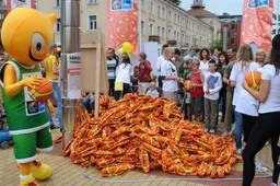 Alytus - pumpuos, o Naujosios gatvės gėlynus papuoš ... krepšinio kamuoliai