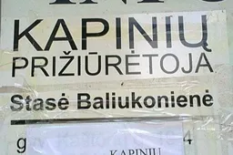Tėvo ir sūnaus antkapius rado nuverstus