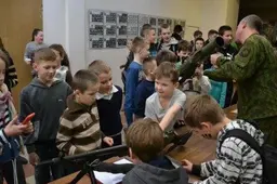 Mokinius sudomino ginkluotės paroda, mokytojus - kareiviška košė