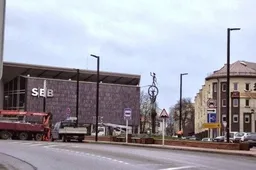 Naujuosius stulpus Alytaus miesto centro gatvėse stato „Kauno tiltai” (NUOTRAUKOS)