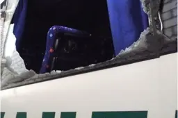 Maršruto Kaunas-Alytus autobusą perskrodė metalinis vamzdis. Eismo įvykis galėjo baigtis autokatastrofa (ATNAUJINTA. NUOTRAUKOS)