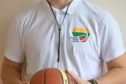 „Hoops4Hope“: Alovę krepšinio pagrindų moko Arijus Kanovalovas