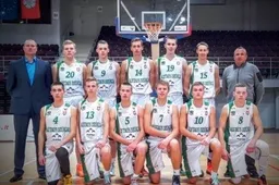 Išdaužė parduotuvės stiklą ir vogė saldainius