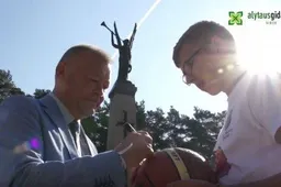 Alytiškiai atliko simbolinį krepšinio kamuolio perdavimą Lietuvai (TV REPORTAŽAS)