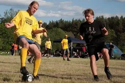 „Kūtvėlos“: sunkmetalio gerbėjų futbole galiojo „volaso“ taisyklė (VIDEO)