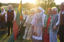 Tautiška giesmė Alytaus rajone skambėjo Daugų aikštėje, prie Ilgio ežero, ant Gerulių, Rumbonių piliakalnių, Olakalnio kalvos ir prie  Krokialaukio bei Santaikos bažnyčių