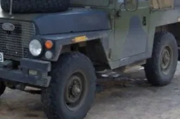 Tarnybos metu karys apsivertė su „Land Rover“ ir susižalojo