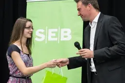 Bankas apdovanojo geriausius šalies abiturientus, tarp jų - ir alytiškę