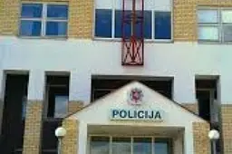 Grumtynėse prie kavinės nukentėjęs pareigūnas į medikus  kreipėsi, tačiau liko darbingas