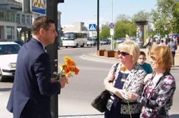 Dzūkijos sostinės įstaigas ir organizacijas lankę liberalai neužmiršo ir moterų – alytiškės pradžiugintos gerberų žiedais