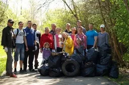 Alytaus liberalai prisidėjo prie „Darom 2014" - „šturmavo" pėsčiųjų taką ir jo aplinką (NUOTRAUKOS)