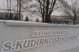 Mušė: prie baro, pakeliui iš klubo, prie stadiono